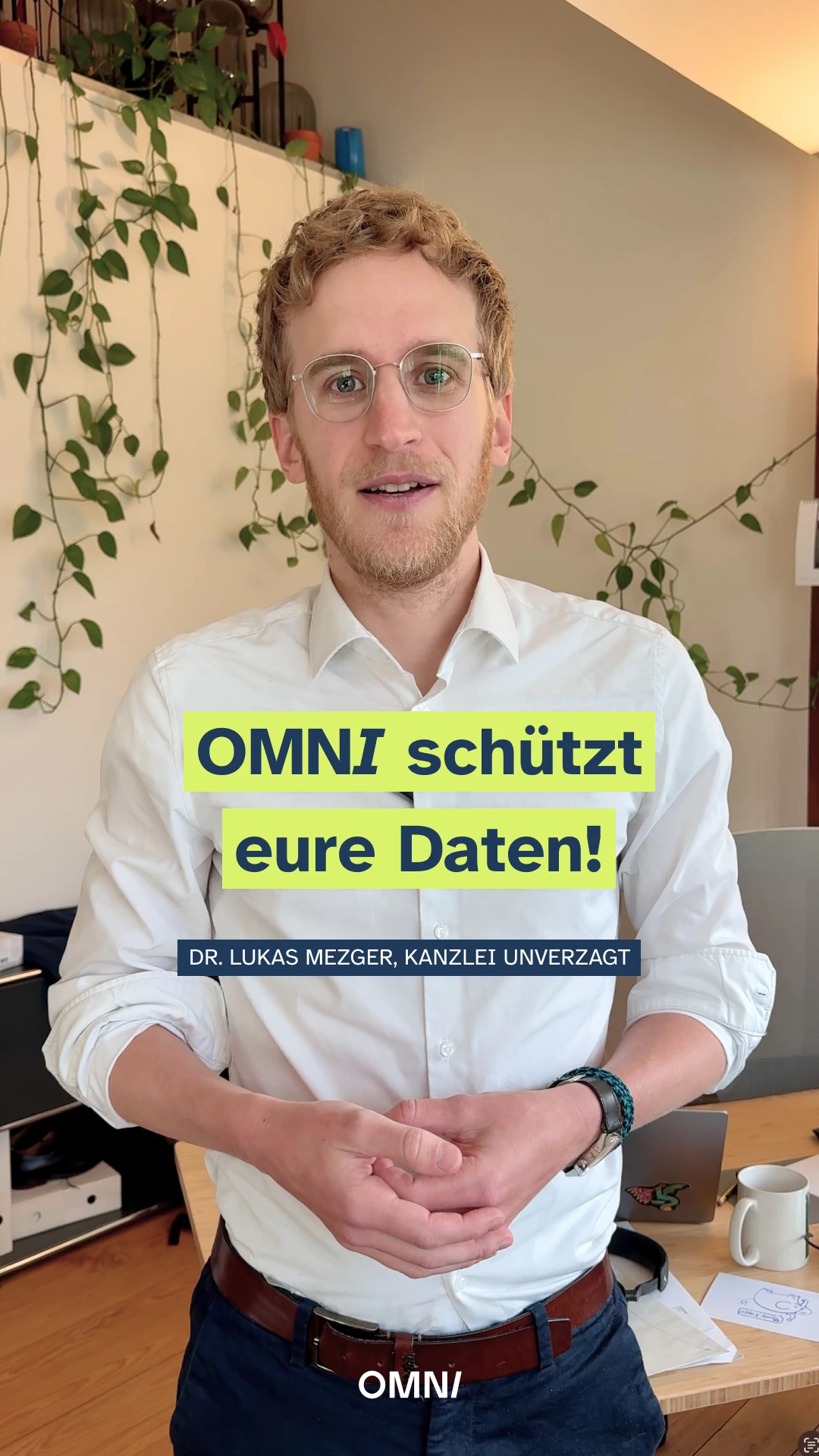 Video-Thumbnail: Person lächelt in die Kamera, dazu der Titel‚ Omni schützt eure Daten